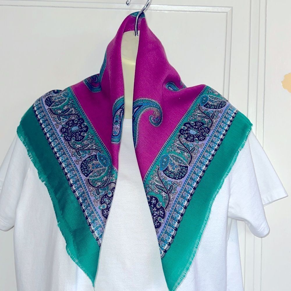 Vintage mid century Tomar Fashions magenta &‎ green paisley acrylic square scarf